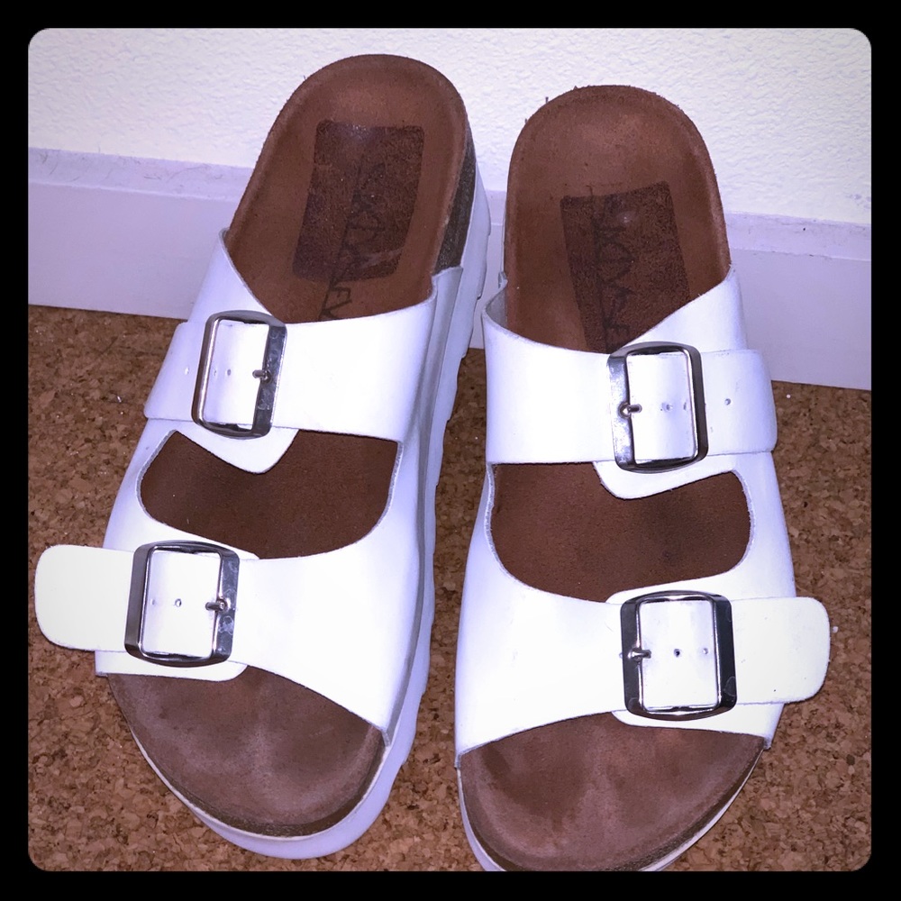 White Platform sandals. Beautiful. Good condition